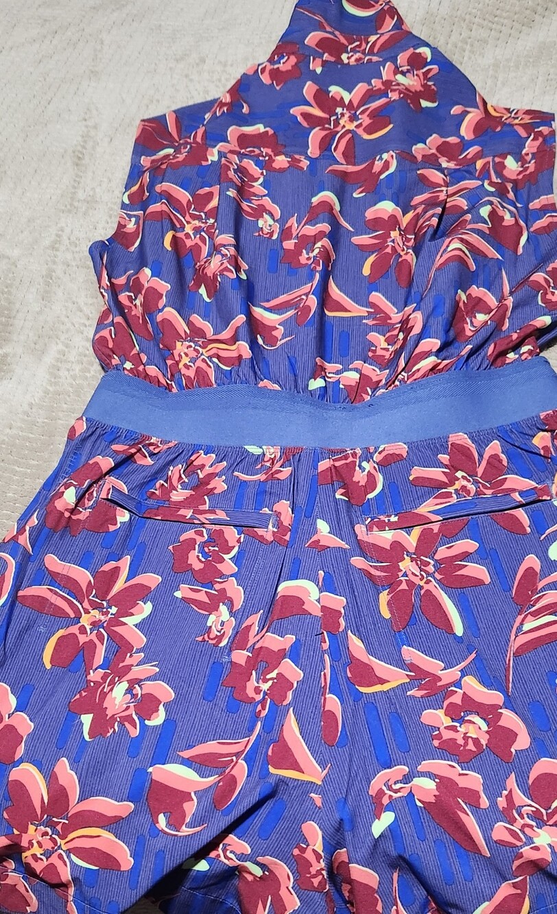 Athleta Brooklyn Utility Romper Blue And Red Floral Size 16 Excellent Condition - Picture 5 of 7